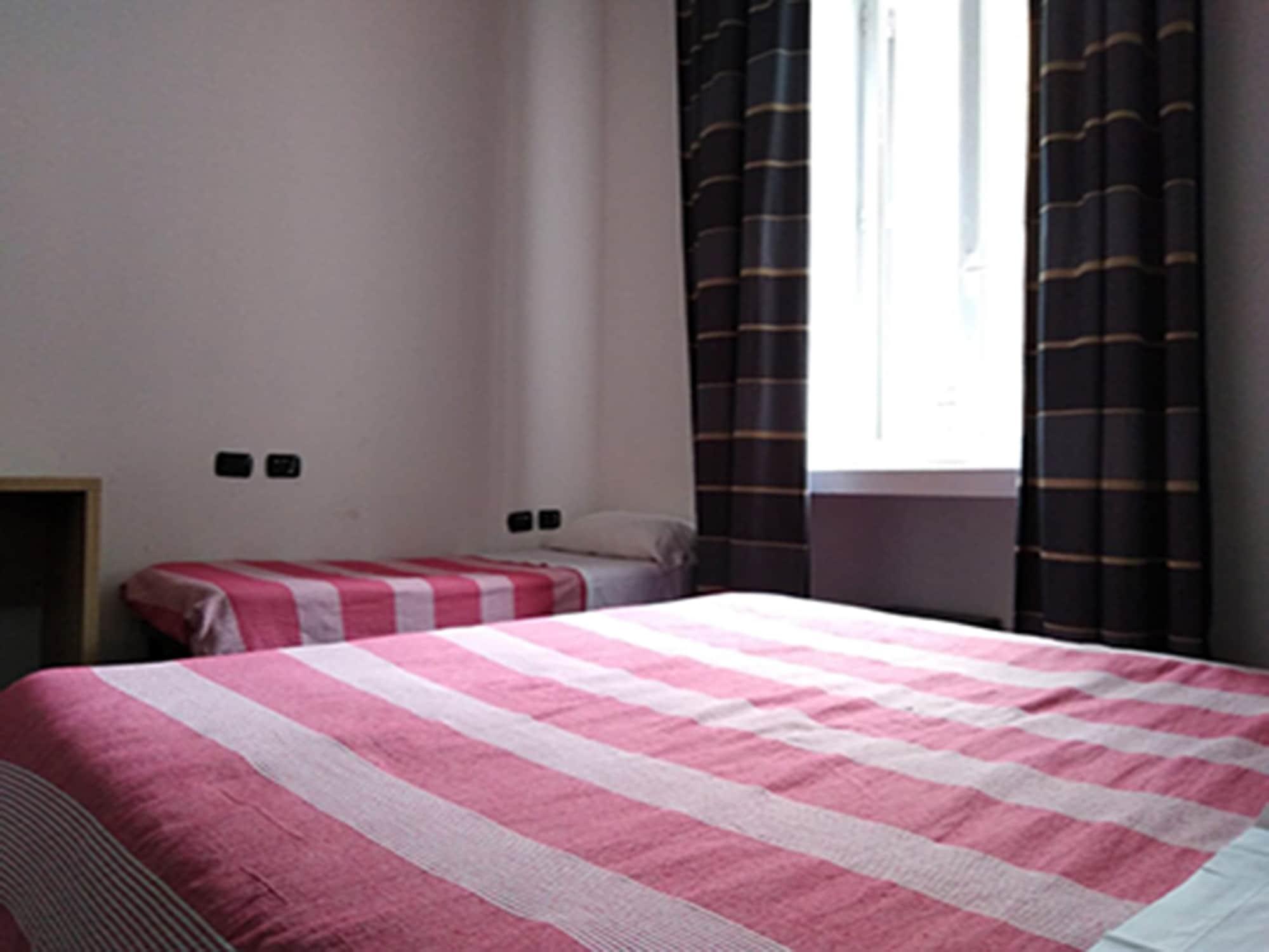 M&J Place Hostel โรม ภายนอก รูปภาพ
