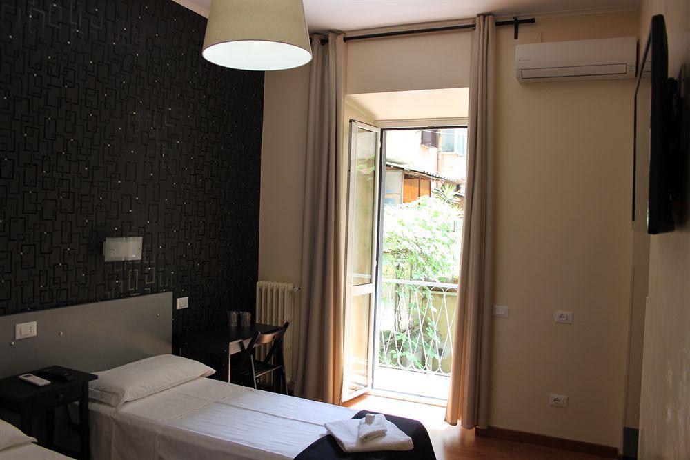 M&J Place Hostel โรม ภายนอก รูปภาพ