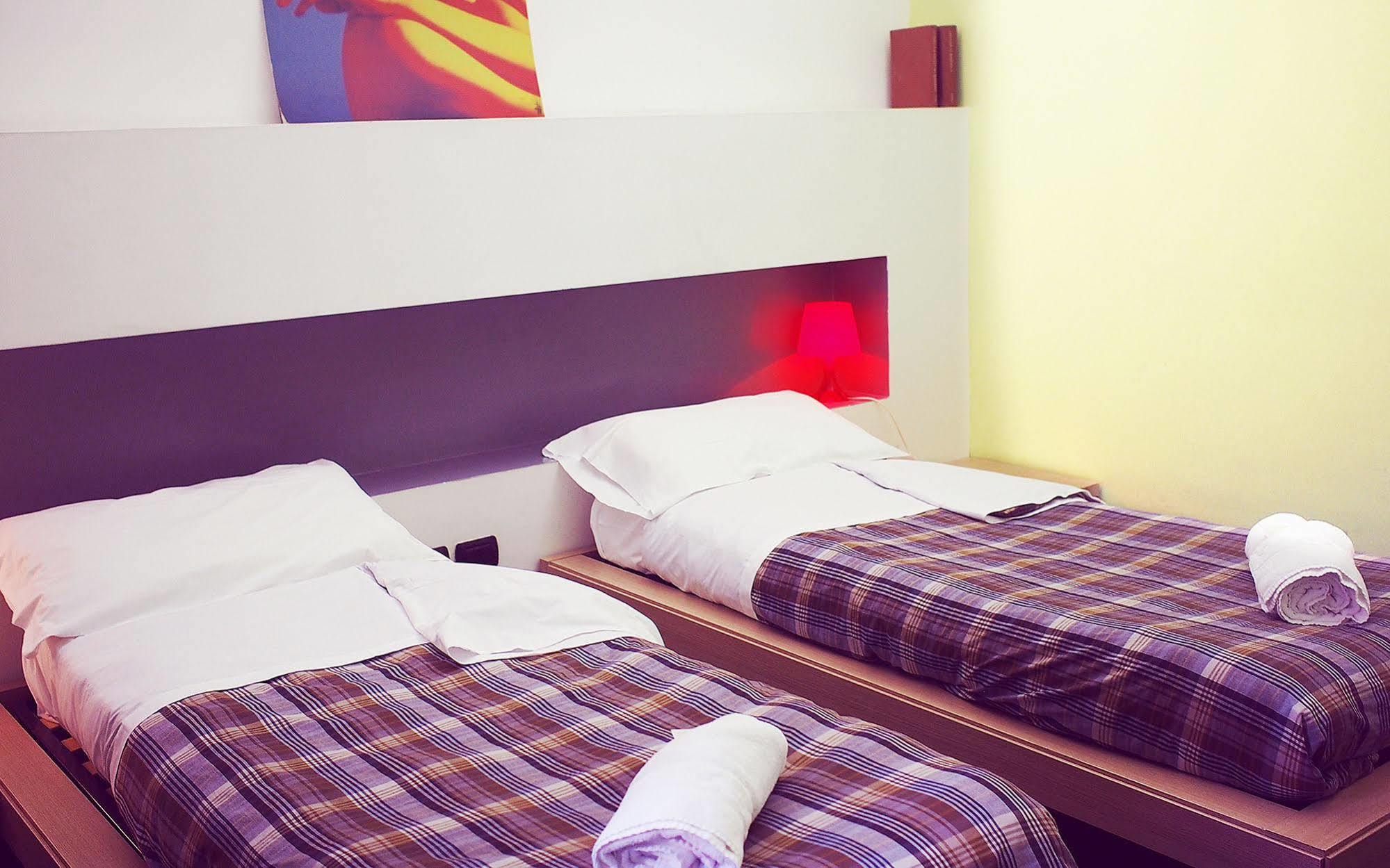 M&J Place Hostel โรม ภายนอก รูปภาพ